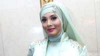 Elma kenakan hijab dan busana bernuansa mint dan abu-abu. Pool/Palevi S/detikFoto.
