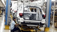 Mobil keluaran pabrikan lokal model Sport Utility Vehicle (SUV), Mercedes-Benz GLC ini dirakit di Wanaherang, Kabupaten Bogor.
