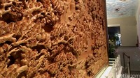 Ukiran kayu yang menjadi dinding Kuil Baoen.