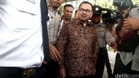 Sudirman berjalan menuju mobilnya.
