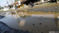 Jalanan dikawasan tersebut tampak memiliki banyak lubang dan tidak rata. 