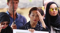 Indah tampak didampingi suaminya, Ibrahim Justin Werner. Pool/Palevi S/detikFoto.