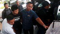Keenam orang tersebut dibawa ke KPK menggunakan tiga mobil Toyota Innova.