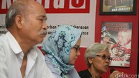 Paian Siahaan keluarga korban 98, Yati Andriani dari Kontras dan Sumarsih orang tua korban tragedi Semanggi memberikan keterangan pers di Kantor Kontras, Jakarta, Selasa (24/5/2016).