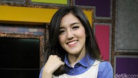 Sedangkan Ify mengenakan kemeja denim dan luaran putih yang dipadukan dengan celana putih panjang. Pool/Ismail/detikFoto.
