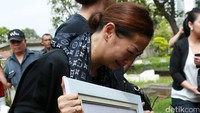 Indah tak berhenti menangis. Pool/Palevi S/detikFoto.