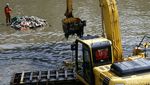 Pembersihan Sampah di Kanal Banjir Timur