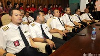 Foto: Lamhot AritonangKaryawan dan manejemen Lion Air mendatangi Gedung DPR RI hari ini untuk beraudiensi dengan komisi V DPR RI.