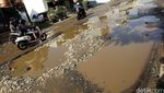 Wajah Jalan di Bojongkulur Bak Kubangan Sawah