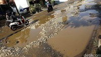 Kondisi jalan tampak rusak parah.