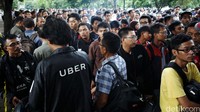 Ribuan warga rela antre untuk mendaftar driver UberMotor.
