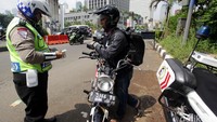 Polisi memeriksa surat-surat kendaraan.