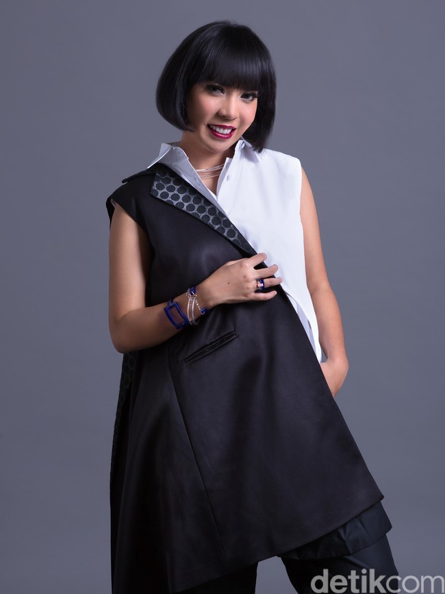 Fotografer: Zaini Rahma. Stylist: Reynintha Sarassati Dan Tatiana Anggita. MUA: Ochi Pramita. Hair do: Dhea Astari. Model: Fitri Tropica.