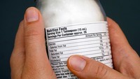 Saat membeli makanan kemasan, baca dan bandingkan kandungan garam pada tiap produk. Jumlah kandungan garam akan tertera pada label nutrisi di kemasan makanan. Beberapa informasi yang dipakai produsen makanan untuk mengklaim produknya bebas garam adalah salt-or sodium-free, very low sodium, low sodium, reduced sodium, light in sodium or lightly salted, no-salt-added. Foto: FDA/iStock