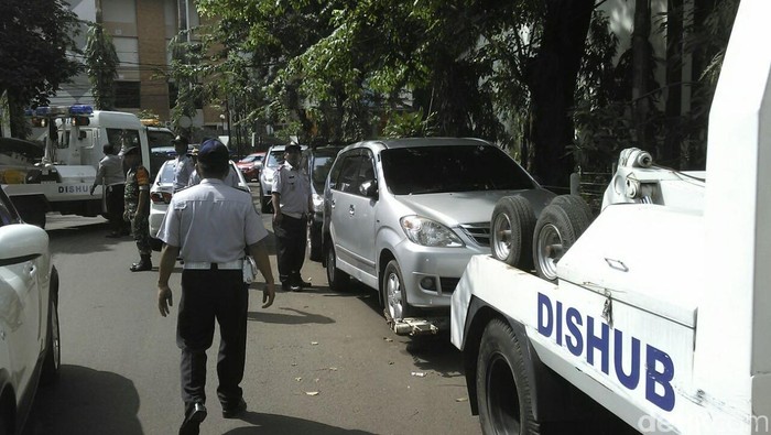 2 Hari, 135 Motor dan 30 Mobil yang Parkir Liar di Jaksel Ditertibkan