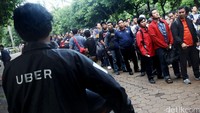 Warga mengantre untuk mendaftar driver UberMotor.