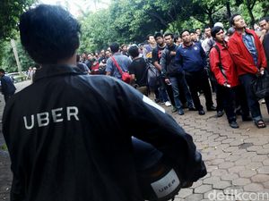 Ribuan Orang Antre Daftar Driver UberMotor