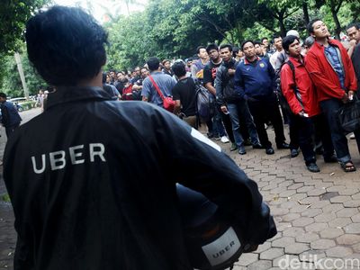 Ribuan Orang Antre Daftar Driver UberMotor