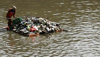 Petugas kebersihan melakukan upaya pembersihan sampah di Kanal Banjir Timur di Cipinang Jakarta.