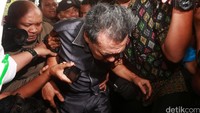 Janner Purba bersama lima orang lainnya tiba di gedung KPK sekitar pukul 12.22 WIB.