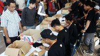 Calon driver menyerahkan berkas pendaftaran.