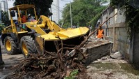 Sejumlah alat berat dikerahkan untuk melakukan pembersihan.
