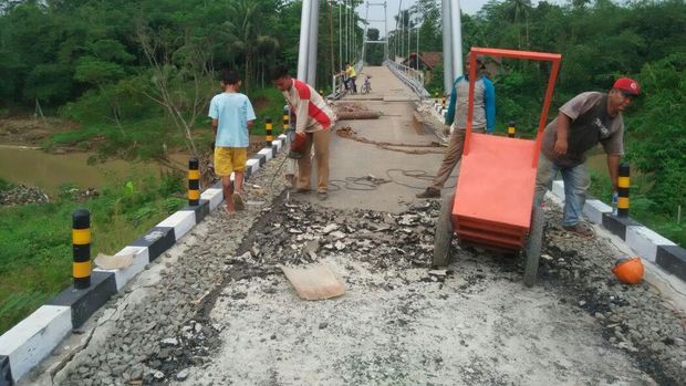 Jembatan Gantung Bojong Apus.