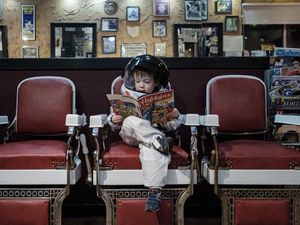 Unik! Bocah Ini Eksplorasi Lingkungan dengan Kostum Astronot