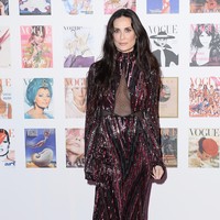 Demi Moore secara tidak langsung telah menolong orang yang berniat bunuh diri dengan menelepon polisi. Tak hanya sekali, tapi dua kali. Pada 2009, dia menelepon polisi di San Jose, California, setelah seorang wanita bercuit di Twitter bahwa ia hendak menghabisi nyawanya sendiri. Wanita tersebut pun terselamatkan. Lalu pada 2010, Demi kembali mendapati seorang pria muda yang menulis di Twitter tentang ancaman gantung diri. Ia pun menelepon kepolisian setempat untuk mencegah peristiwa itu terjadi. (Foto: Frazer Harrison/Getty Images)