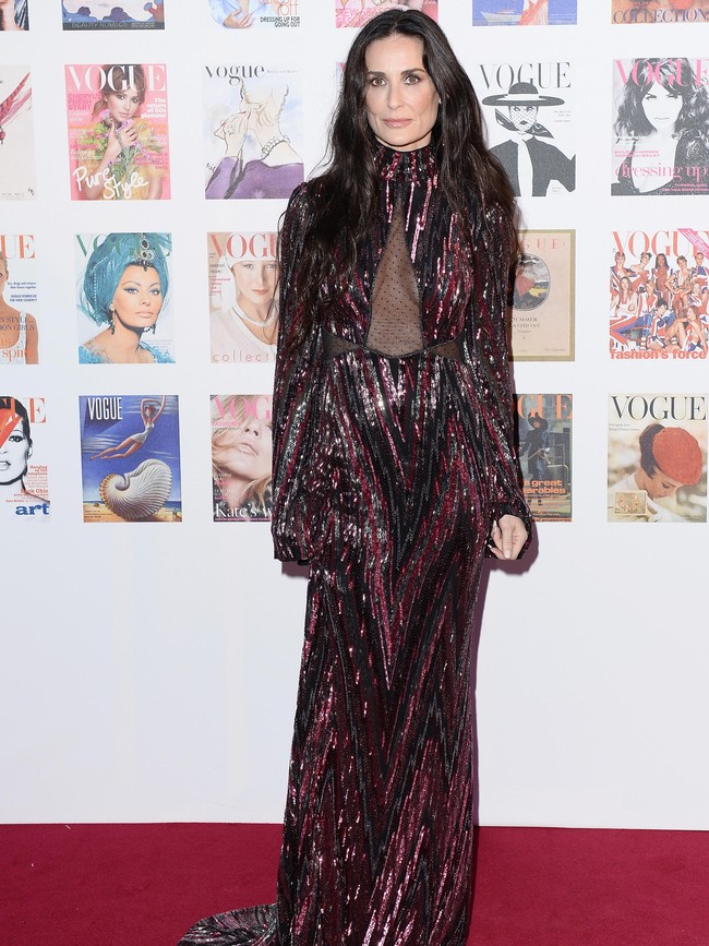 Demi Moore secara tidak langsung telah menolong orang yang berniat bunuh diri dengan menelepon polisi. Tak hanya sekali, tapi dua kali. Pada 2009, dia menelepon polisi di San Jose, California, setelah seorang wanita bercuit di Twitter bahwa ia hendak menghabisi nyawanya sendiri. Wanita tersebut pun terselamatkan. Lalu pada 2010, Demi kembali mendapati seorang pria muda yang menulis di Twitter tentang ancaman gantung diri. Ia pun menelepon kepolisian setempat untuk mencegah peristiwa itu terjadi. (Foto: Frazer Harrison/Getty Images)