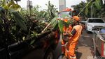 Usai Ditertibkan, Trotoar di Kawasan Senayan Dibersihkan