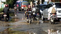 Warga mengaku sudah capek, dengan janji dari pemerintah Kabupaten Bogor mulai dari perbaikan jalan sampai perbaikan tanggul.