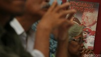 Mereka mempersoalkan kasus penculikan para aktivis 97-98.