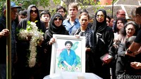 Indah selalu menemani jenazah sang bunda sejak di rumah sakit hingga ke tempat peristirahatan terakhirnya. Pool/Palevi S/detikFoto.