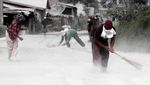 Abu Sinabung Tutupi Kebun Warga