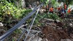 Usai Ditertibkan, Trotoar di Kawasan Senayan Dibersihkan
