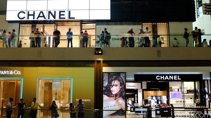 Logo Chanel, Chanel S.A. is a French, privately held company owned by Alain and Gerard Wertheimer, grandsons of Pierre Wertheimer, who was an early business partner of the couturire Gabrielle Bonheur Chanel.