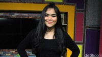 Sivia tampak mengenakan kaus hitam yang dipadukan dengan rok putih panjang serta sneakers berwarna abu-abu. Pool/Ismail/detikFoto.