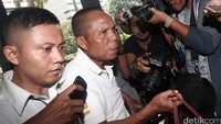 Keenam orang tersebut sama sekali tidak menjawab pertanyaan wartawan. Mereka memilih langsung masuk ke gedung KPK.