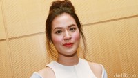 Kekasih Keenan Pearce itu tersenyum manis di depan kamera. Pool/Gus Mun/detikFoto.