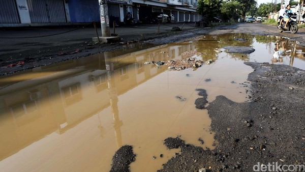 Wajah Jalan di Bojongkulur Bak Kubangan Sawah
