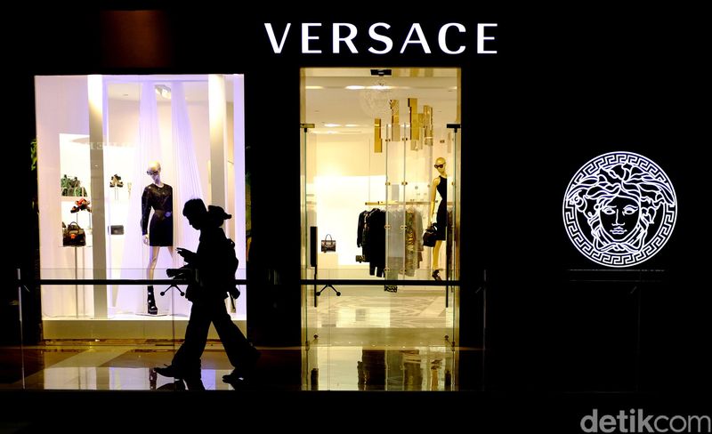 Gianni Versace S.p.A., usually referred to as Versace, is a world famous Italian luxury fashion company and trade name founded by Gianni Versace in 1978