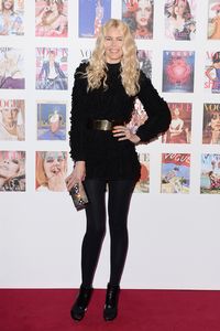 Usia 48, Claudia Schiffer Pose Tanpa Busana di Cover Vogue