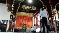 Umat muslim melaksanakan salat di Masjid Jingjue.