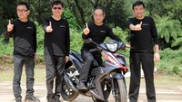Marketing Director PT Astra Honda Motor (AHM) Koji Sugita (kiri) , Executive Vice President Director AHM Johannes Loman (kedua kiri), President Director AHM Toshiyuki Inuma (kedua kanan) dan Marketing Director AHM Margono Tanuwijaya (kanan) memperkenalkan sepeda motor terbaru All New Honda Supra GTR 150 di Pesona Alam, Bogor, Selasa (24/5). Pool/dok. Honda.