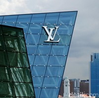 Logo LV milik Louis Vuitton juga menjadi salah satu yang berdampak di industri fashion. Logo rumah mode Prancis itu berada di urutan ke-9. (Foto: Ari Saputra/detikcom)