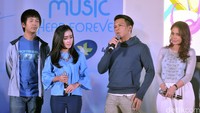 Ia tampak mengenakan jaket biru yang dipadu celana panjang berwarna abu-abu. Pool/Noel/detikFoto.