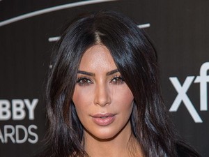 Demi Tampil Sempurna, Kim Kardashian Pakai Foundation di Belakang Leher