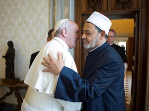 Cairkan Hubungan, Paus Fransiskus Peluk Imam Besar Al Azhar di Vatikan