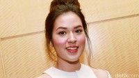 Ia tampak cantik dengan gaya rambutnya tersebut. Pool/Gus Mun/detikFoto.